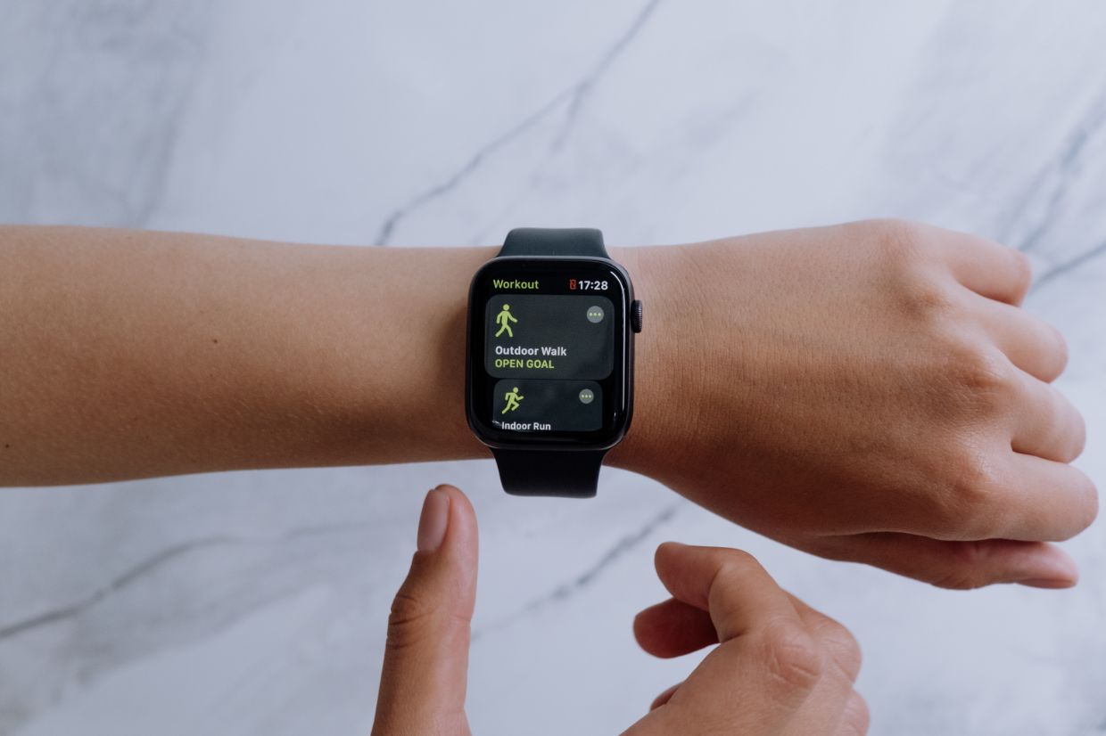 can you play games on an apple watch